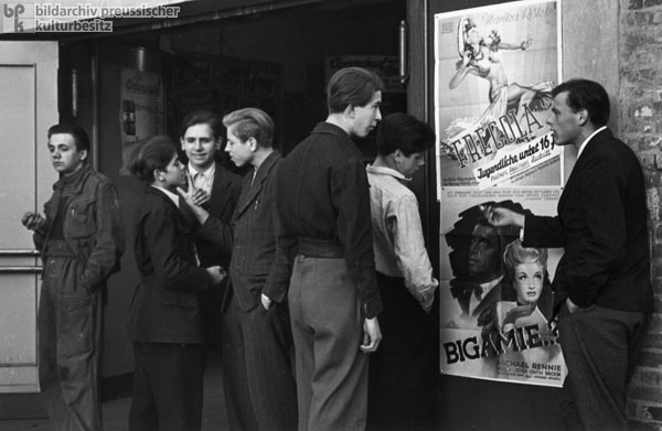 Jugendliche vor einem Kino in Hamburg-St. Pauli (1948)